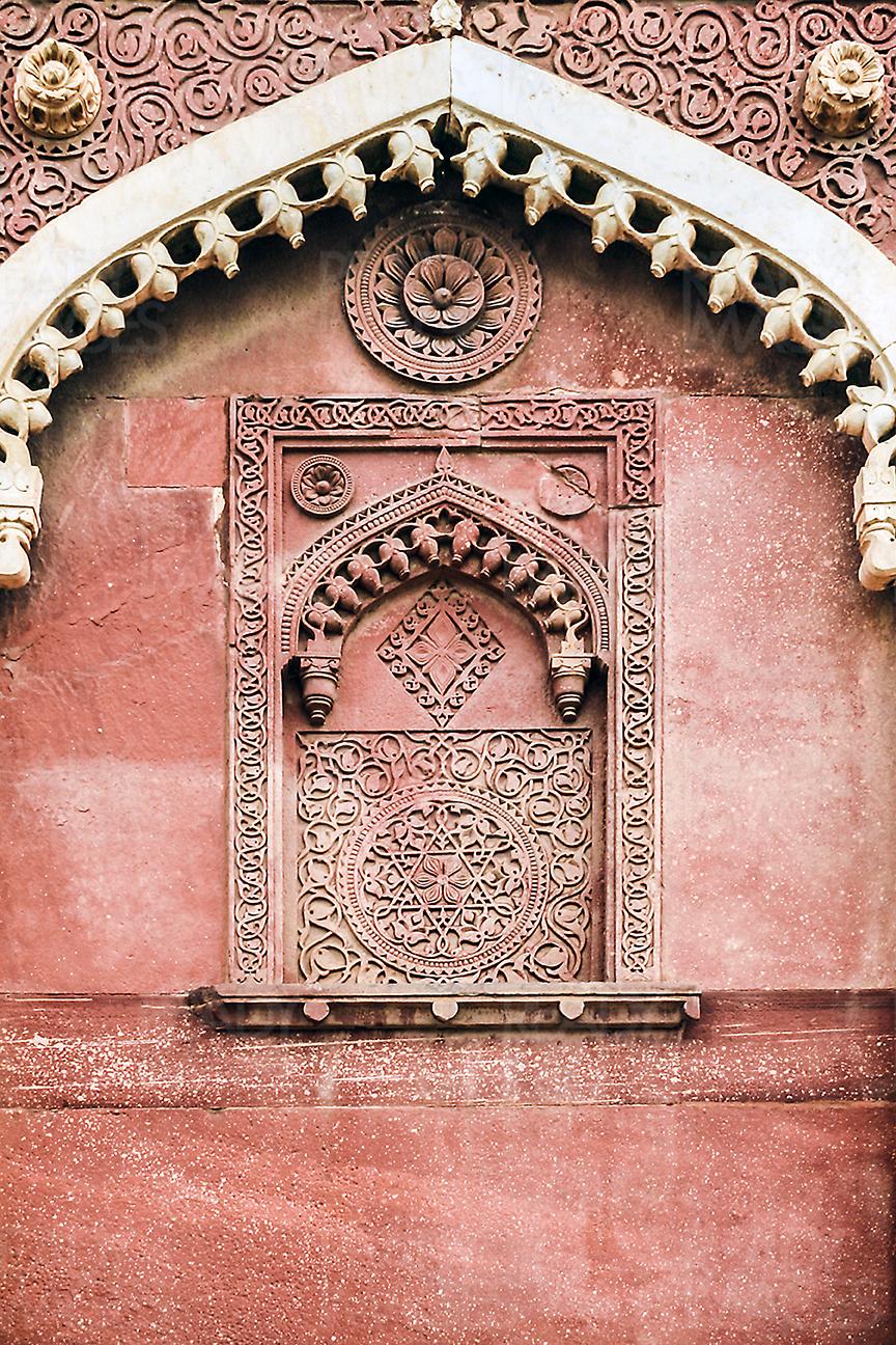 Image of a stone carving representing a window and an arch on the walls of the Red Fort